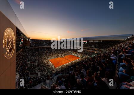 Paris, Frankreich. Juni 2024. Roland Garros, 2. Juni 2024: A General View of Court Philippe Chatrier, während Jannik Sinner (ITA) Corentin Denolly (FRA) bei den French Open 2024 spielt. Alamy Live News/Corleve Credit: Corleve/Alamy Live News Stockfoto