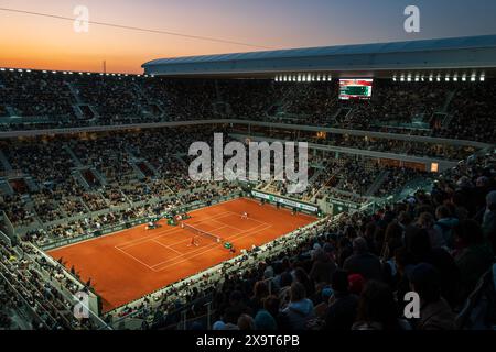 Paris, Frankreich. Juni 2024. Roland Garros, 2. Juni 2024: A General View of Court Philippe Chatrier, während Jannik Sinner (ITA) Corentin Denolly (FRA) bei den French Open 2024 spielt. Alamy Live News/Corleve Credit: Corleve/Alamy Live News Stockfoto