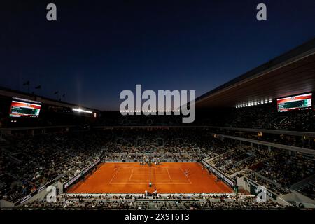 Paris, Frankreich. Juni 2024. Roland Garros, 2. Juni 2024: A General View of Court Philippe Chatrier, während Jannik Sinner (ITA) Corentin Denolly (FRA) bei den French Open 2024 spielt. Alamy Live News/Corleve Credit: Corleve/Alamy Live News Stockfoto