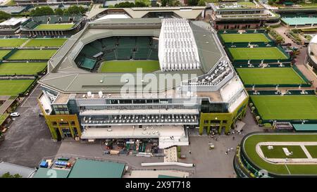 Wimbledon Centre Court - Flug über die berühmten Tennisplätze - LONDON, GROSSBRITANNIEN - 27. MAI 2024 Stockfoto