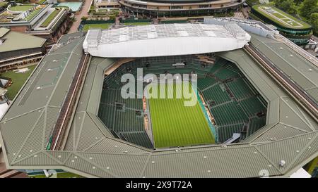 Wimbledon Centre Court - Flug über die berühmten Tennisplätze - LONDON, GROSSBRITANNIEN - 27. MAI 2024 Stockfoto