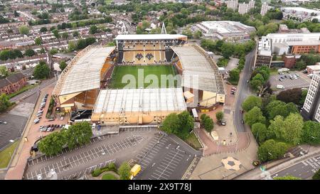 Wolverhampton Stadium von oben Flug über das Molineux Stadium - WOLVERHAMPTON, GROSSBRITANNIEN - 23. MAI 2024 Stockfoto