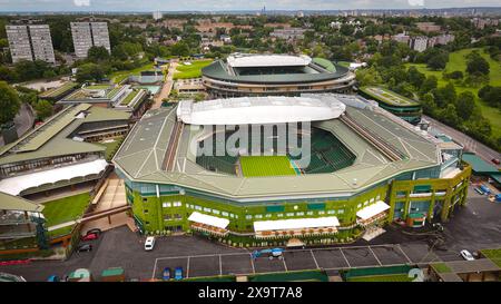 Wimbledon Centre Court - Flug über die berühmten Tennisplätze - LONDON, GROSSBRITANNIEN - 27. MAI 2024 Stockfoto