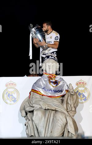 Madrid, Spanien. Juni 2024. Madrid, Königreich Spanien; 02.06.2024.- Real Madrid feiert seinen Sieg in der Champions League vor seinen Fans, indem er den Schal und die Flagge der Göttin Cybele in seinem Brunnen platziert. Nacho Fernández leitet das Merengue-Team mit Luca Modric, Toni Kross und Dani Carvajal. Tausende von Menschen nahmen an der Veranstaltung Teil. Vermerk: Juan Carlos Rojas/dpa/Alamy Live News Stockfoto