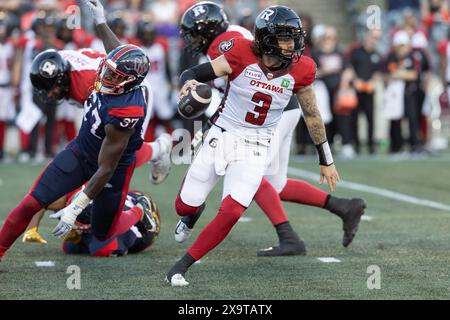 Ottawa, Kanada. 31. Mai 2024. Ottawa Redblacks Quarterback Dru Brown (3) vermeidet den Pass Rush während des CFL-Vorsaisonspiels zwischen Montreal Alouettes und Ottawa Redblacks, das im TD Place Stadium in Ottawa, Kanada stattfindet. Daniel Lea/CSM/Alamy Live News Stockfoto