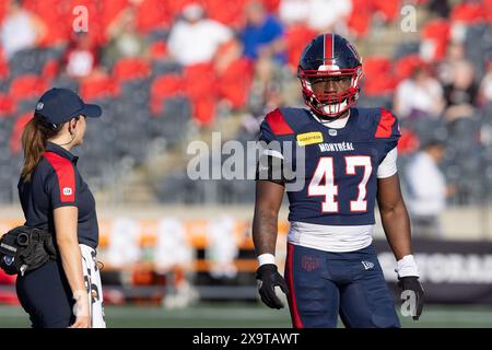 Ottawa, Kanada. 31. Mai 2024. Der Linebacker Jaylen Moody von Montreal Alouettes (47) wärmt sich vor dem CFL-Vorsaisonspiel zwischen Montreal Alouettes und Ottawa Redblacks auf, das im TD Place Stadium in Ottawa, Kanada ausgetragen wurde. Daniel Lea/CSM/Alamy Live News Stockfoto