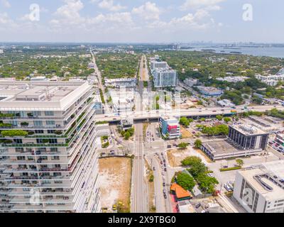 Miami Florida, USA. Bahngleise aus der Vogelperspektive Midtown nach Norden Stockfoto