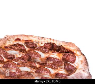 Klassische Pepperoni leckere Pizza isoliert auf einem weißen Hintergrund. Vorlage mit köstlichem Geschmack Pepperoni Pizza, Mozzarella Käse Stockfoto