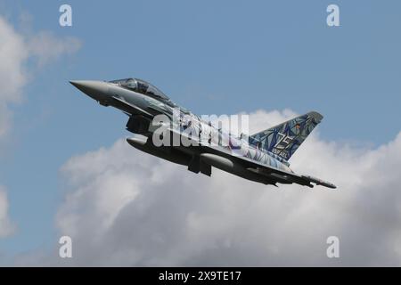 31+14, ein Eurofighter EF2000 Typhoon, der von der deutschen Luftwaffe betrieben wird, startete von der RAF Fairford in Gloucestershire, England, nachdem er als statische Ausstellung an der Royal International Air Tattoo 2023 (RIAT23) teilgenommen hatte. Das Flugzeug trägt ein spezielles Farbschema zum 75. Jahrestag der Gründung des heutigen Israel. Stockfoto