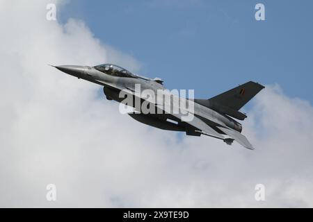 FA-68, ein General Dynamics F-16AM-Mehrzweckflugzeug, das von der belgischen Luftwaffe betrieben wird, startete von der RAF Fairford in Gloucestershire, England, nachdem er an der Royal International Air Tattoo 2023 (RIAT23) teilgenommen hatte. Stockfoto