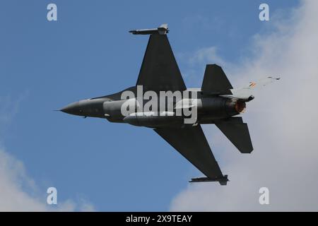 FA-68, ein General Dynamics F-16AM-Mehrzweckflugzeug, das von der belgischen Luftwaffe betrieben wird, startete von der RAF Fairford in Gloucestershire, England, nachdem er an der Royal International Air Tattoo 2023 (RIAT23) teilgenommen hatte. Stockfoto