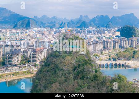 Die Treppen im Park in der Stadt Guilin mit den Wohngebäuden in der Umgebung von Guilin, China Stockfoto