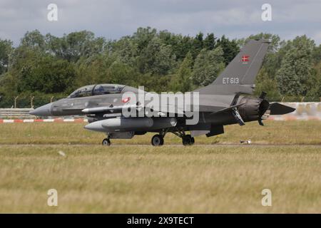 E-615, ein General Dynamics F-16BM Fighting Falcon, der von der Royal Danish Air Force (RDAF) betrieben wird und am Abflugtag der Royal International Air Tattoo 2023 (RIAT 2023) bei der RAF Fairford in Gloucestershire eintraf. Stockfoto