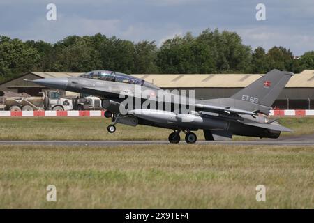 E-615, ein General Dynamics F-16BM Fighting Falcon, der von der Royal Danish Air Force (RDAF) betrieben wird und am Abflugtag der Royal International Air Tattoo 2023 (RIAT 2023) bei der RAF Fairford in Gloucestershire eintraf. Stockfoto