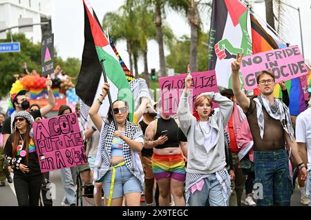 West Hollywood, Usa. Juni 2024. Pro-palästinensische Demonstranten marschieren bei der WeHo Pride Parade auf dem Santa Monica Boulevard während der Feierlichkeiten, die am Sonntag, den 2. Juni 2024 in West Hollywood, Kalifornien, stattfinden. Foto: Chris Chew/UPI Credit: UPI/Alamy Live News Stockfoto