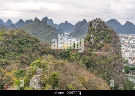 Malerischer Blick auf den Mulong-See und die Stadt Guilin vom Gipfel des Diecai-Berges, horizontales Bild mit Kopierraum Stockfoto