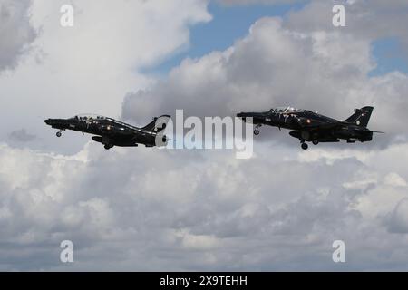 ZB131 und ZB132, zwei BAE Systems Hawk Mk167s, die von der Qatar Emiri Air Force (QEAF) betrieben werden, starteten von der RAF Fairford in Gloucestershire, England, nachdem sie auf der Royal International Air Tattoo 2023 (RIAT23) stationiert waren. Stockfoto