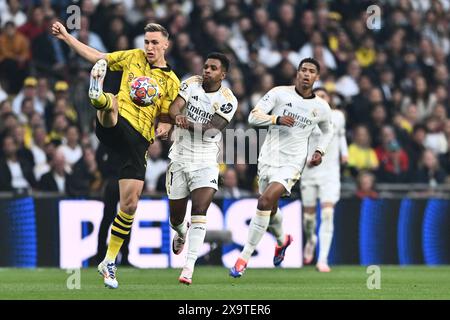 LONDON, ENGLAND – 1. JUNI: Nico Schlotterbeck von Borussia Dortmund und Rodrygo von Real Madrid treten während der UEFA Champions League 2023 um einen Ball an Stockfoto