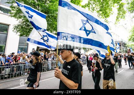 New York, Usa. Juni 2024. Die Marschierenden halten israelische Fahnen beim Israel Day on Fifth Parade auf der Fifth Avenue in New York City. Quelle: SOPA Images Limited/Alamy Live News Stockfoto