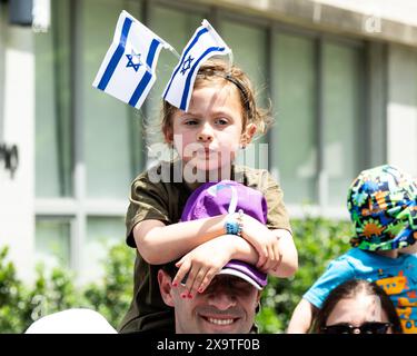 New York, Usa. Juni 2024. Ein junger Zuschauer beim Israel Day on Fifth Parade auf der Fifth Avenue in New York City. Quelle: SOPA Images Limited/Alamy Live News Stockfoto