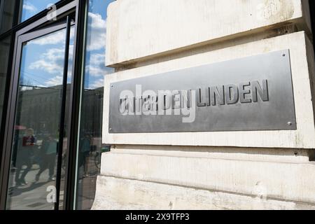 Straßenschild mit dem Straßennamen unter den Linden im Stadtteil Berlin-Mitte Stockfoto