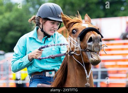 Brooklin, Kanada. Juni 2024. Ein Cowgirl tritt am 2. Juni 2024 bei der RAM Rodeo Tour 2024 in Brooklin, Ontario, Kanada, an. Quelle: Zou Zheng/Xinhua/Alamy Live News Stockfoto