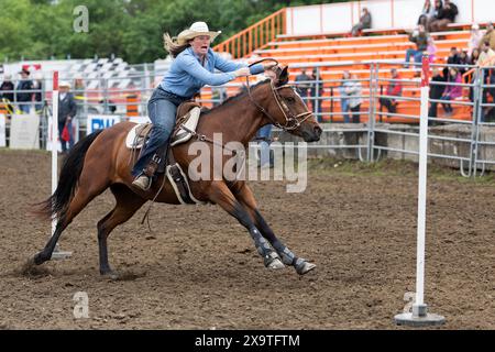 Brooklin, Kanada. Juni 2024. Ein Cowgirl nimmt an der Pole Racing-Veranstaltung auf der RAM Rodeo Tour 2024 in Brooklin, Ontario, Kanada, am 2. Juni 2024 Teil. Quelle: Zou Zheng/Xinhua/Alamy Live News Stockfoto