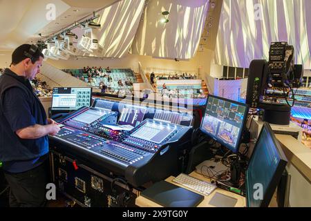 Miami Beach Florida, New World Symphony NWS Center Center, Architekt Frank Gehry, innen innen drinnen, Senior Mann Männer Frauen, Patrons Konzert-Besucher Stockfoto