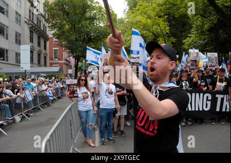 Ein Teilnehmer der Parade schwingt die israelische Flagge auf der Fifth Avenue bei der 59. Jährlichen Israel Day Parade. Die Israel Day Parade zum Gedenken an die jüdische Kultur zieht Nachtschwärmer, Wagen und israelisch-amerikanische Organisationen nach Midtown Manhattan, New York City. Die Parade fand fast acht Monate nach Beginn des israelisch-Hamas-Krieges statt. Die diesjährige Parade konzentrierte sich auf die israelische Solidarität im andauernden Krieg. Das New York City Police Department erhöhte die Sicherheit für die Parade aufgrund von Befürchtungen der propalästinensischen Proteste. (Foto: Jimin Kim/SOPA Images/SIPA USA) Stockfoto
