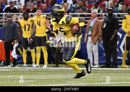 1. Juni 2024, St. Louis, Missouri, USA: San Antonio Brahmas Wide Receiver MARQUEZ STEVENSON (5) liefert einen vierten Viertelschuss für 21 Yards gegen die St. Louis Battlehawks im Dome im America's Center in St. Louis, MO. (Credit Image: © Sven White/ZUMA Press Wire) NUR REDAKTIONELLE VERWENDUNG! Nicht für kommerzielle ZWECKE! Stockfoto