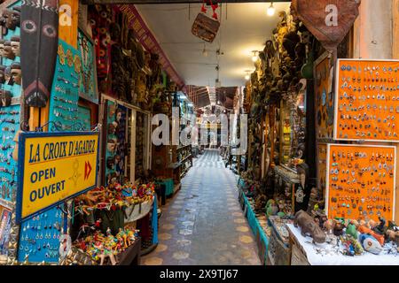 Jemaa el-Fnaa, Marrakesch, Marokko - 18. März 2024: Eine lebhafte Gasse voller Stände mit verschiedenen antiken Schätzen. Stockfoto