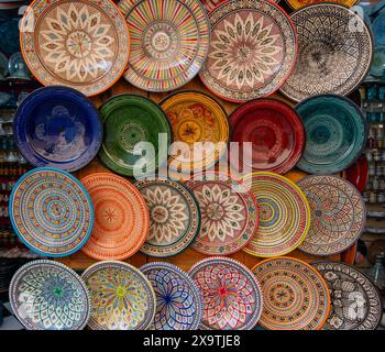 Jemaa el-Fnaa, Marrakesch, Marokko - 18. März 2024: Ausstellung von farbenfrohen Keramikplatten mit komplizierten Designs. Stockfoto