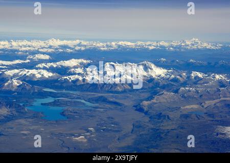 Luftaufnahme der schneebedeckten Anden Patagoniens, im Vordergrund Cerro San Lorenzo mit Perito Moreno Nationalpark, im Hintergrund die Stockfoto