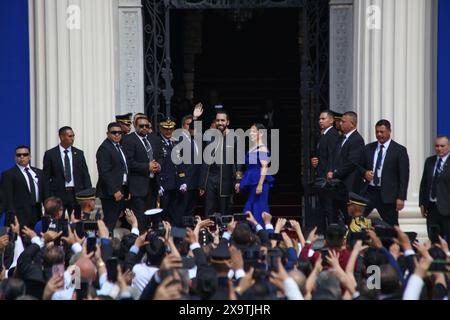 Peking, El Salvador. Juni 2024. El Salvadors Präsident Nayib Bukele winkt während der Einweihungszeremonie im Nationalpalast in San Salvador, El Salvador, 1. Juni 2024. Die Einweihung der zweiten Amtszeit von Präsident Nayib Bukele fand am Samstag in San Salvador statt. Quelle: Alexander Pena/Xinhua/Alamy Live News Stockfoto