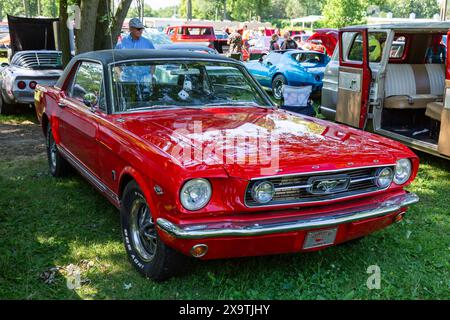 Ein rotes Ford Mustang GT Coupé aus dem Jahr 1966 auf einer Autoshow auf den DeKalb County Fairgrounds in Auburn, Indiana, USA. Stockfoto