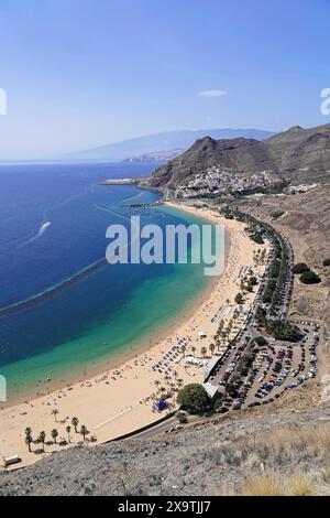 Sandstrand Playa de Las Teresitas, in der Nähe von San Andres, Teneriffa, Kanarische Inseln, Spanien, Europa, Panoramablick auf einen breiten Sandstrand mit klarem Wasser Stockfoto