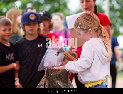 Brooklin, Kanada. Juni 2024. Ein Mädchen tritt am 2. Juni 2024 beim Nail Driving & Log Saw Wettbewerb auf der Brooklin Spring Fair in Brooklin, Ontario, Kanada, an. Quelle: Zou Zheng/Xinhua/Alamy Live News Stockfoto