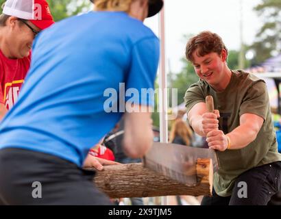 Brooklin, Kanada. Juni 2024. Die Teilnehmer treten beim Nail Driving & Log Saw Wettbewerb auf der Brooklin Spring Fair in Brooklin, Ontario, Kanada, am 2. Juni 2024 an. Quelle: Zou Zheng/Xinhua/Alamy Live News Stockfoto