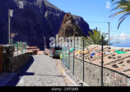 Bergdorf Masca, Masca Gorge, Montana Teno Mountains, Teneriffa, Kanarische Inseln, Spanien, Europa, asphaltierte Bergstraße, flankiert von Häusern und A Stockfoto