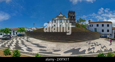 Panoramablick auf die historische Kirche Igreja Matriz de Nossa Senhora da Estrelmit großen Stufen und einzigartiger Architektur, überragend über einem geräumigen Stockfoto