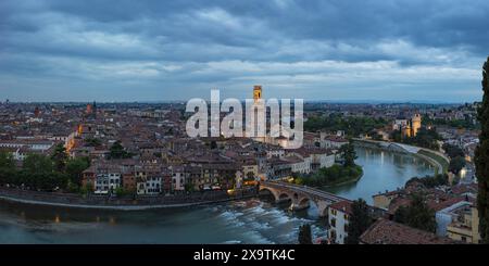 Altstadt mit Etsch, Ponte Pietra, Verona, Etsch-Tal, Veneto, Italien Stockfoto