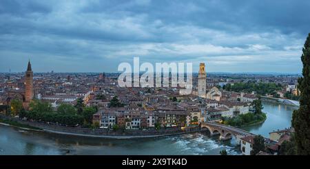 Altstadt mit Etsch, Ponte Pietra, Verona, Etsch-Tal, Veneto, Italien Stockfoto