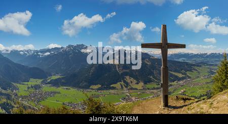 Panorama vom Hirschberg, 1456m, ins Ostrachtal mit Bad Oberdorf, Bad Hindelang und Imberger Horn, 1656m, Oberallgaeu, Allgaeu, Schwaben, Bayern Stockfoto