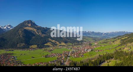 Panorama des Ostrachtals mit Bad Oberdorf, Bad Hindelang und Imberger Horn, 1656m, Oberallgäu, Allgaeu, Schwaben, Bayern, Deutschland Stockfoto