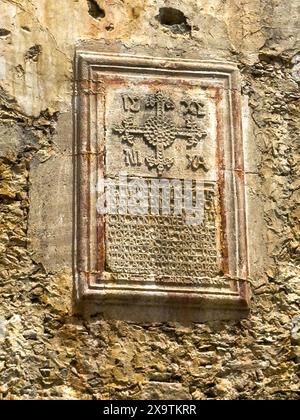 Historische Inschrift auf der klassischen Bogenbrücke aus Stein im venezianischen Architekturstil große alte Brücke aus dem 19. Jahrhundert, in der eine Steinbrücke gebaut wurde Stockfoto