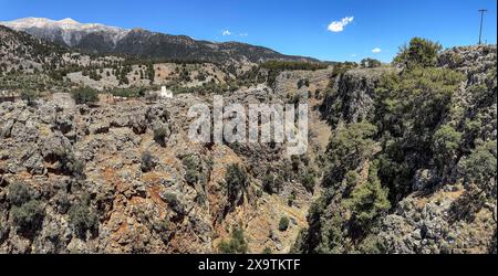 Blick nach Nordosten von der Brücke über die Aradena-Schlucht zu den Felsen der Aradena-Schlucht, kleine restaurierte Kirche des verlassenen Dorfes Aradena im Hintergrund Stockfoto