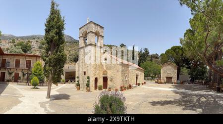 Panoramafoto Panoramablick auf den Innenhof des Klosters mit der historischen zweischiffigen Kirche Klosterkirche des östlich-orthodoxen Klosters von Stockfoto