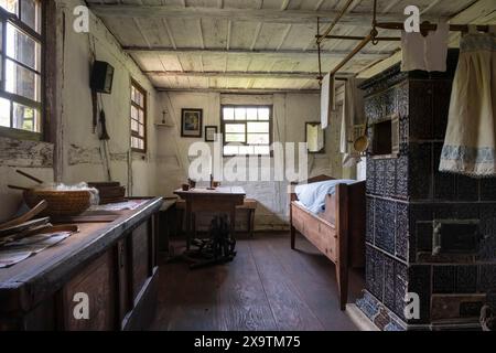 Wohnbereich eines traditionell gebauten, alten Arbeiterhauses, Ende des 18. Jahrhunderts, ursprünglicher Standort: Delkhofen auf der Schwäbischen Alb, Freilichtmuseum Stockfoto