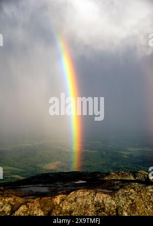 Ein Regenbogen ist vom Gipfel des Sharp Top Mountain bei Sonnenuntergang in den Blue Ridge Mountains in Virginia zu sehen Stockfoto