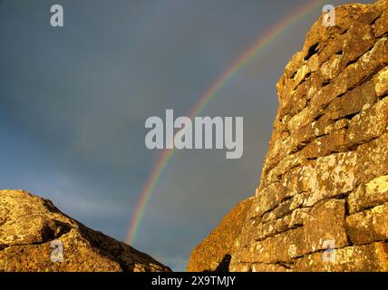 Ein Regenbogen ist auf dem Gipfel des Sharp Top Mountain bei Sonnenuntergang in den Blue Ridge Mountains von Virginia zu sehen. Stockfoto